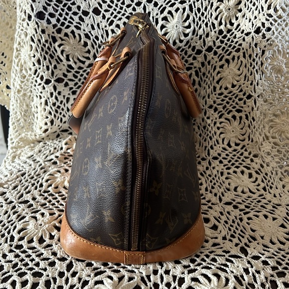 Authentic Louis Vuitton Alma PM Monogram - Picture 2 of 10